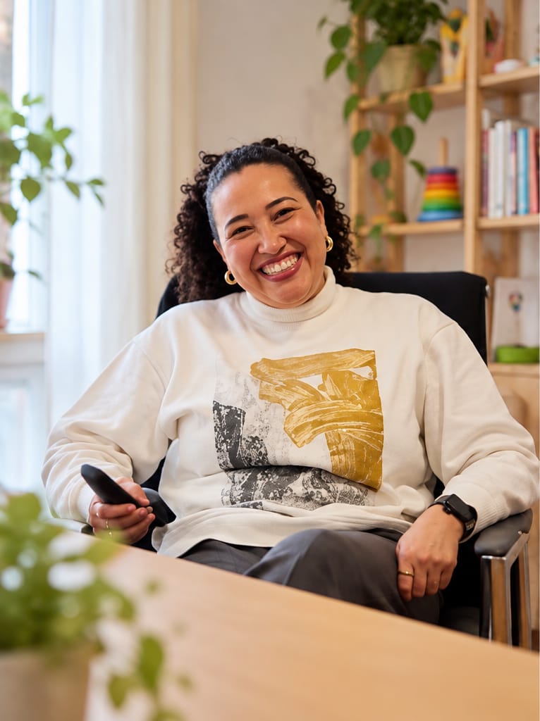 Priscila Da Silva Becker lacht herzlich in die Kamera